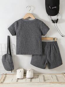 SHEIN Streecool Kids 3件組小男孩套裝：字母針織提花休閒短袖T恤、短褲與包包，適合日常休閒外出，春/夏季 - 灰色 - 查看 2