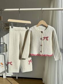 SHEIN مجموعة كنزة صوفية وبنطلون محبوكة للأطفال الصغار 2 قطعة، كنزة صوفية كارديجان بأكمام طويلة مزينة بفيونكة مربعة، وبنطلون محبوك، أنيقة وبسيطة للخريف/الشتاء، دافئة ومريحة للاستخدام اليومي - أبيض - مشاهدة 1