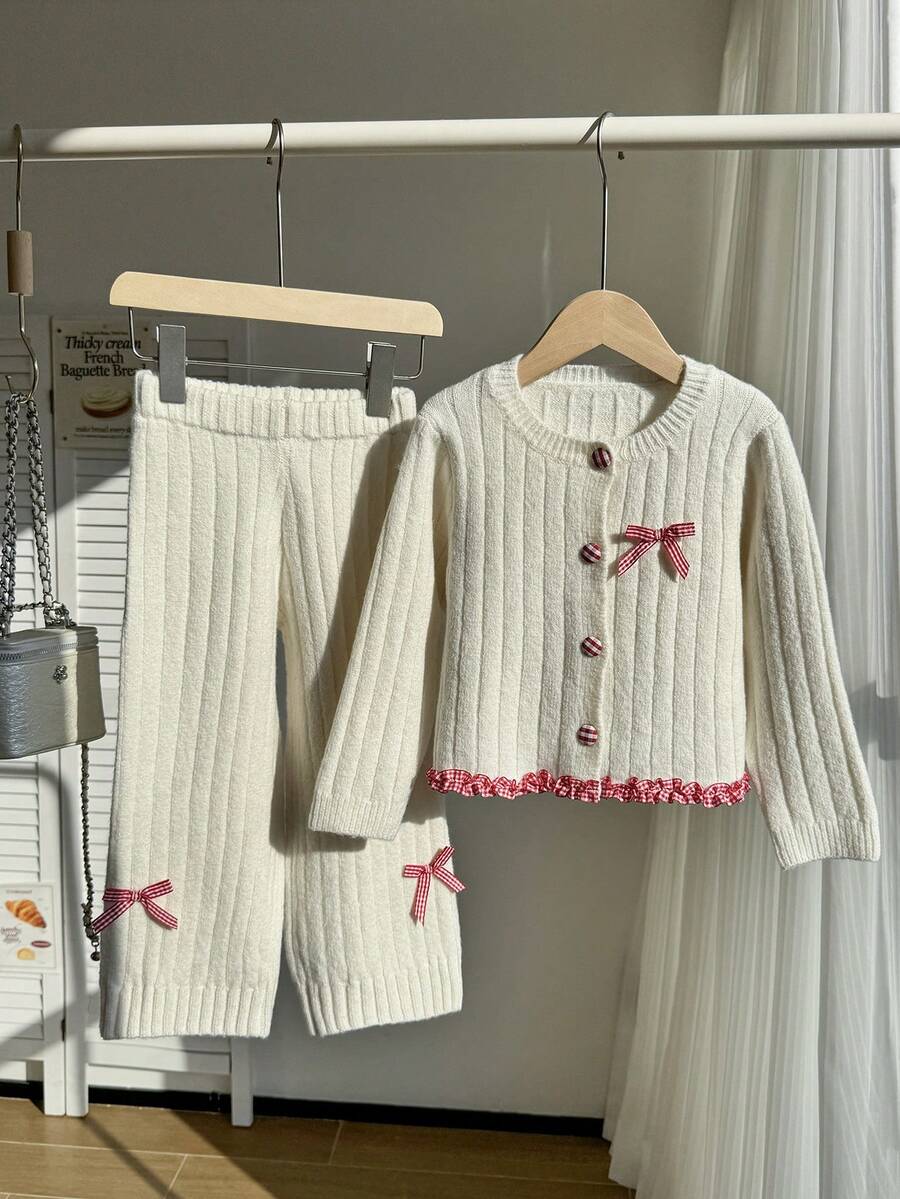 SHEIN مجموعة كنزة صوفية وبنطلون محبوكة للأطفال الصغار 2 قطعة، كنزة صوفية كارديجان بأكمام طويلة مزينة بفيونكة مربعة، وبنطلون محبوك، أنيقة وبسيطة للخريف/الشتاء، دافئة ومريحة للاستخدام اليومي - أبيض - مشاهدة 1