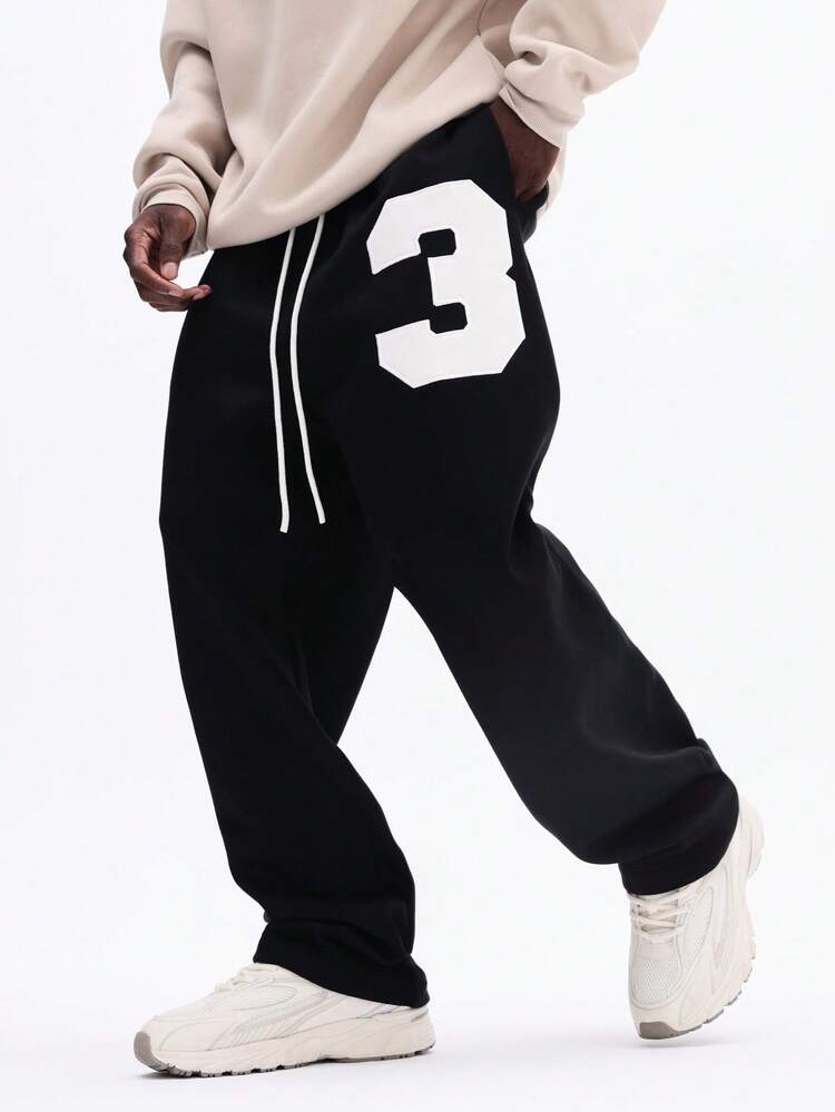 Jogginghose mit tiefem Schritt und Zahlenapplikation