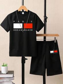 Vacaura Tween Boy 简约红白格子、字母和标语印花短袖 T 恤和短裤套装，休闲风格