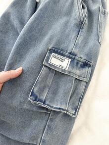 SHEIN 男童休闲柔软基础款简约宽松舒适字母贴布抽绳腰带工装口袋浅蓝色牛仔慢跑裤，百搭实用，适合学校、日常、秋冬季日常穿着、街头风、圣诞节、新年等场合。 - 淺色水洗藍 - 查看 9