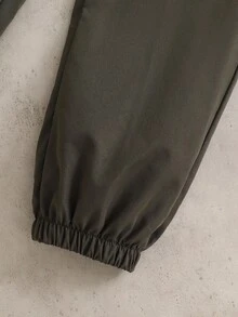 SHEIN Coolqubz 2 件/套青少年男孩时尚白色连帽衫搭配橄榄绿色裤子，是青少年男孩的时尚服装，连帽衫采用绿色定位印花，面料柔软舒适，适合春秋季穿着，适合上学、郊游等多种场合。 - 軍綠色 - 查看 5