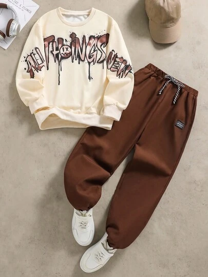 SHEIN Coolqubz 2 件套时尚白色连帽衫搭配橄榄绿色裤子，适合青少年男孩的时尚服装，连帽衫采用绿色定位印花，面料柔软舒适，适合春秋季节，适合上学、郊游等多种场合