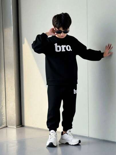 两件套男童休闲学院风印花圆领卫衣和长裤套装，带保暖内衬和口袋，适合秋冬季日常穿着、上学和运动。