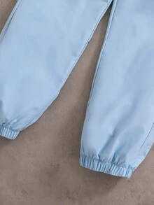 SHEIN 2 件套青少年男孩时尚白色连帽衫搭配橄榄绿色裤子，时尚的青少年男孩服装，连帽衫采用绿色图案印花，面料柔软舒适，适合春秋季节，百搭，适合学校、休闲装 - 淺藍色 - 查看 5