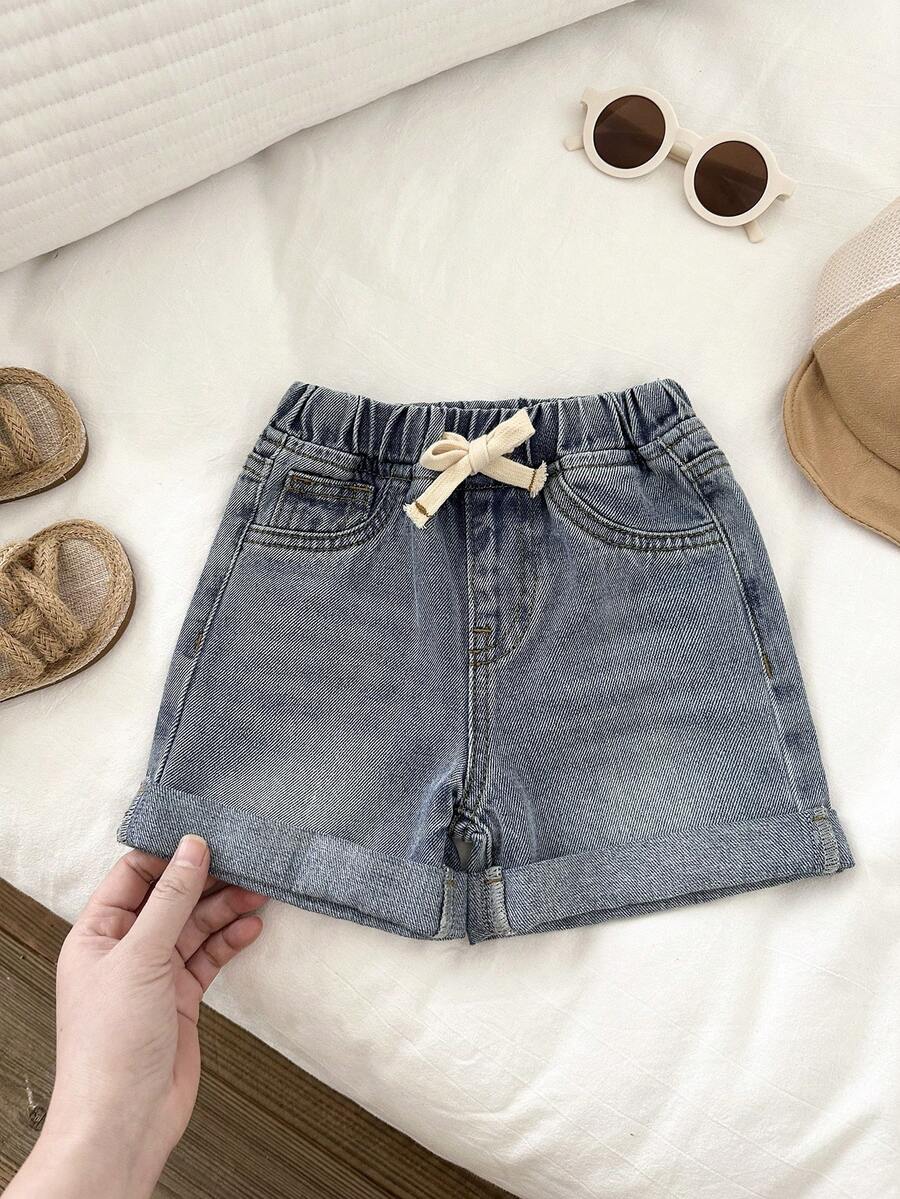 SHEIN Quần short jean denim màu xanh dương kiểu cổ điển, mềm mại, dễ thương cho bé trai, có dây rút ở eo và túi, thích hợp mặc hàng ngày và đi học, phong cách đường phố, Giáng sinh, Năm mới, bộ sưu tập thời trang, quần short jean, quần short jean denim cho bé 2 tuổi, phong cách thường ngày, quần jean họa tiết, quần short denim họa tiết thập niên 2000, thích hợp cho Lễ tình nhân, đi biển, dự tiệc, kỳ nghỉ. - Rửa nhẹ - Xem 1