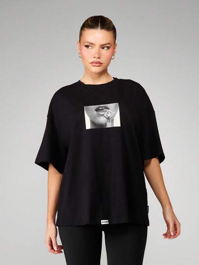 Missguided x Playboy Fotoğraf Baskılı ve Logolu Büyük Boy Grafik Tişört Kısa Kollu Pamuk Karışımlı Rahat Sokak Giyim Üstü Yaz Bahar İçin