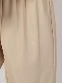 男童两件套服装，酒红色针织圆领毛衣，左胸饰有小熊头图案，搭配卡其色长裤，适合通勤、上学、日常休闲穿着，春夏皆宜。 - 酒紅色 - 查看 4