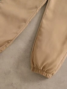 SHEIN 2 件/套时尚白色连帽衫搭配橄榄绿色裤子，适合青少年男孩的时尚服装，连帽衫采用绿色定位印花，面料柔软舒适，适合春秋季穿着，适合上学、郊游等。 - 卡其色 - 查看 3