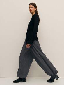 Nöista 女士阔腿纹理长裤，松紧腰设计。采用轻盈的褶皱面料，宽松版型，穿着舒适一整天。这款百搭休闲裤，无论是日常穿搭、度假造型，还是搭配修身上衣或衬衫，都能轻松打造时尚造型。是现代休闲女性的理想之选。 - 深灰色 - 查看 1