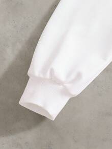 SHEIN Bộ 2 áo hoodie trắng thời trang kết hợp với quần xanh ô liu, trang phục thời trang cho bé trai tuổi mới lớn. Áo hoodie có họa tiết màu xanh lá cây, vải mềm mại và thoải mái, phù hợp mặc vào mùa xuân/thu, đa năng khi đi học, đi chơi và nhiều dịp khác. - xanh quân đội - Xem 3