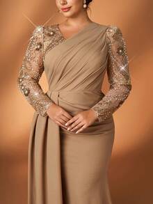 Serin Robe longue élégante et luxueuse de grande taille en satin avec patchwork de sequins champagne brodés, manches longues, froncée, ajustée avec ourlet queue de poisson. Convient pour soirée, rendez-vous, bal, vacances, mariage, mère de la mariée, invité - Champagne - Voir 2