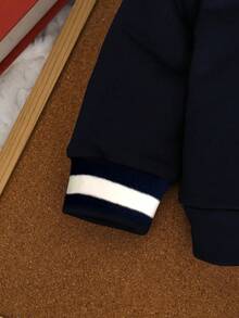 SHEIN 两件套复古英伦绅士风男婴套装，包括一件海军蓝拼接Polo领针织长袖卫衣，饰有时尚的红色刺绣骏马图案，搭配一条松紧腰休闲裤。适合春秋季节、生日派对、晚宴、演出、婚礼、一周岁生日庆祝、通勤、上学、日常穿着、返校季等场合。 - 寶藍色 - 查看 6