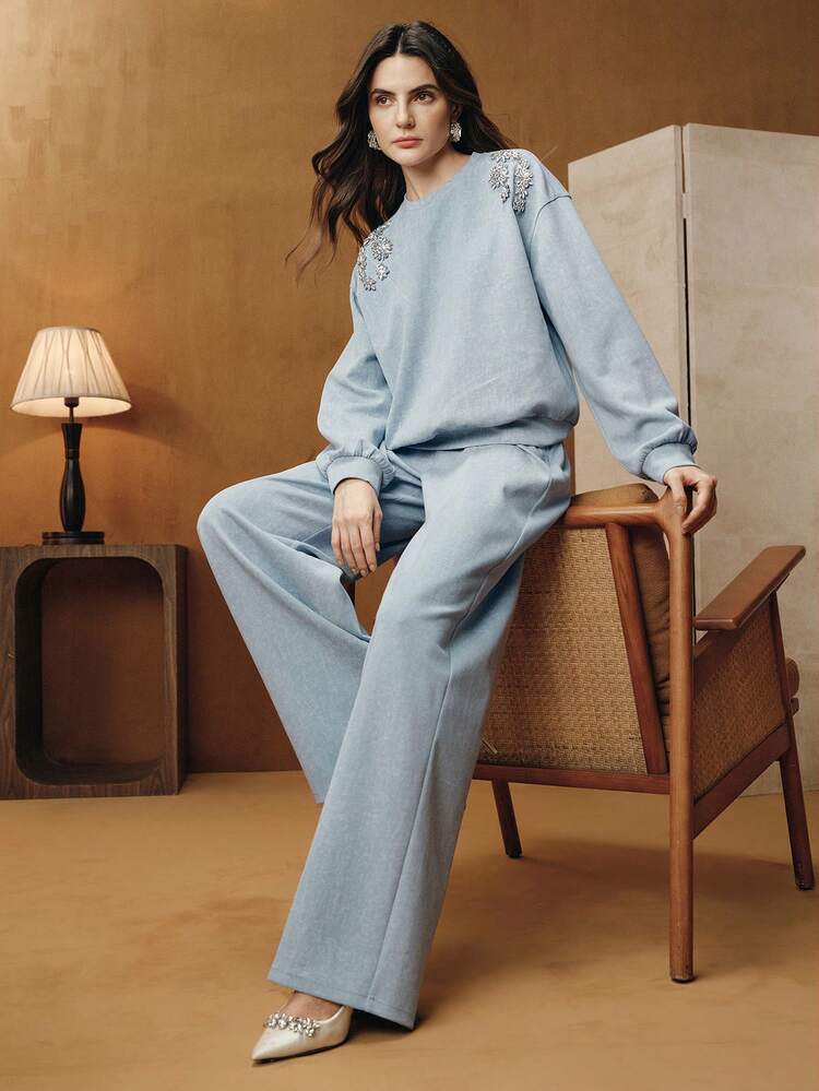 Pantaloni della tuta casual da donna in denim lavato vintage azzurro chiaro con decorazioni in strass fatte a mano