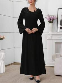 Al Najma Elegantes schwarzes Kleid mit quadratischem Ausschnitt, Kragen mit bestickter Applikation, glamouröses Partykleid - Schwarz - Übersicht 3