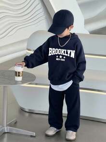 SHEIN 两件套男童休闲街头风韩版水洗连帽衫和纯色弹力腰运动裤套装，适合返校、生日、新生儿派对、节日聚会、秋冬季穿着。