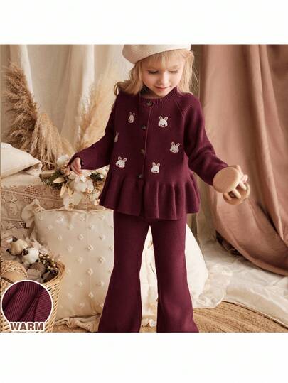 SHEIN Bộ 2 món áo chui đầu cổ tròn tay dài họa tiết hoạt hình và quần cạp chun cho bé gái, Bộ áo len thỏ cho bé gái, Bộ áo khoác cardigan cho bé gái, Bộ đồ dệt kim thu đông cho bé gái, Bộ 2 món có gân cho bé gái, Bộ áo khoác cardigan dệt kim cho bé gái, Trang phục mùa thu cho bé gái, Trang phục mùa đông cho bé gái, Trang phục màu nâu cho bé gái, Bộ áo len và quần màu nâu cho bé gái, Bộ họa tiết thỏ cho bé gái