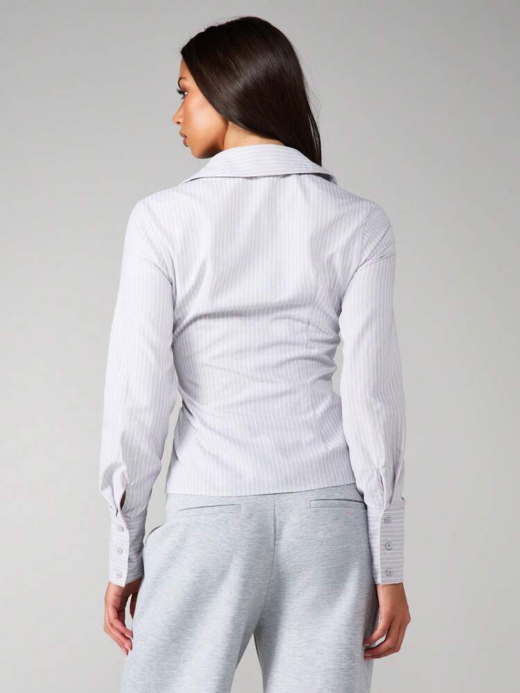 MISSGUIDED Top com Botões e Listras Verticais, Cintura Marcada e Detalhe Torcido na Frente, Manga Longa e Colarinho, Top de Escritório