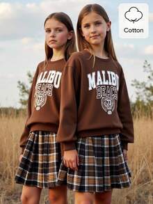 少女春/秋/冬学期学院风新款卫衣套装，正面复古美式白色印花针织面料，棕色纯色圆领长袖卫衣上衣搭配棕色格纹百褶裙，两件套，适合学期、休闲、时尚、优雅的场合，适合女孩日常穿着、上学、度假、拍照等。 - 棕色 - 查看 11