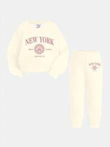 Beige & Cream, Retro Sporty Contrast Color Street Style, New York, Sporty Bear Print, Energetic Vibe, Baby Girl Casual Loose Fit Soft Knit Pullover Sweatsuit Set Suitable For Autumn/Winter, Cozy Season, Christmas Vibes, Christmas Gifts, Autumn & Winter Outfits, Easy Comfort, Autumn & Winter Layers For Baby & Girls, Stylish Girls, Casual Wear, Baby Girl Graphic Tops, New Style, Fall New Style, Winter Fashion - Multicolor - View 2