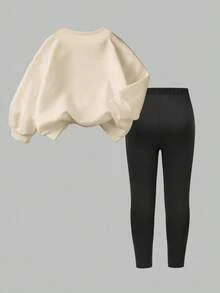 少女蓬松白色圆领运动衫和紧身裤套装