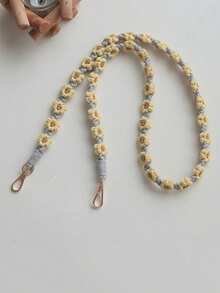 1个波西米亚风手工编织小雏菊斜挎包，配有手机挂绳、钥匙链，是送给母亲、家人、朋友的生日、节日礼物，也可作手机挂饰或手机链。