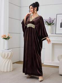 Al Najma 2025秋季新款天鹅绒宽松V领金线蕾丝边阿拉伯风格长袍，修身显瘦 - 咖啡棕 - 查看 6