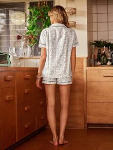 Lullawish Set pigiama da donna con top a maniche corte con bottoni e pantaloncini a stampa floreale - Bianco e nero - Visualizzare 2