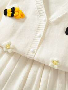 SHEIN Playful Pals 女童休閒時尚可愛白色花朵蜜蜂針織開襟衫與百褶裙兩件套，柔軟舒適，適合日常、旅行、度假、居家、幼兒園場景，適用秋冬、聖誕、開學、派對，百搭春秋女孩套裝 - 白色 - 查看 12
