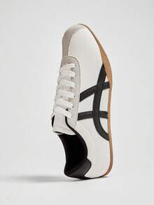 Solezae 女士红蓝条纹圆头轻便舒适白色复古运动鞋——轻便、运动又吸睛。圣诞节礼物之选。 - 白色 - 查看 7