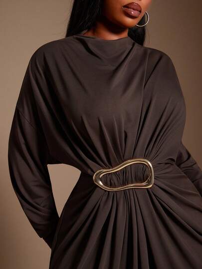 SHEIN SXY Große Größen Damen sexy und elegantes braunes Kleid mit seitlich geraffter Taille, dekoriert mit gegenüberliegenden Ringen, für Urlaub, elegant, schlicht