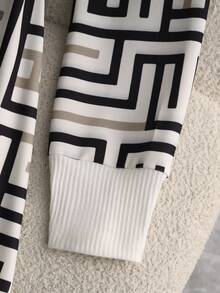 GlowEve 时尚新款收腰喇叭下摆针织印花撞色高端优雅女士圆领金属纽扣装饰短袖迷你连衣裙 - 彩色 - 查看 3