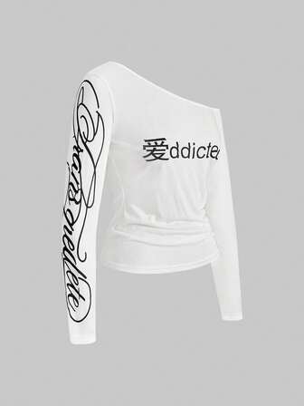 تي شيرت أزياء نسائي بطباعة حرفية وأكمام طويلة وكتف مائل ومطوي