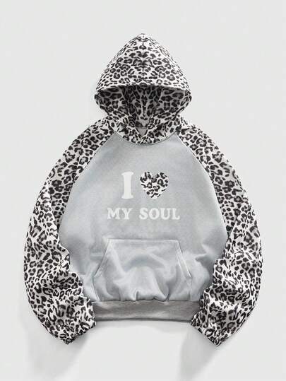 Street Life Sudadera con capucha con bolsillo canguro, mangas raglán, estampado de lema, parches y estampado de leopardo para hombres