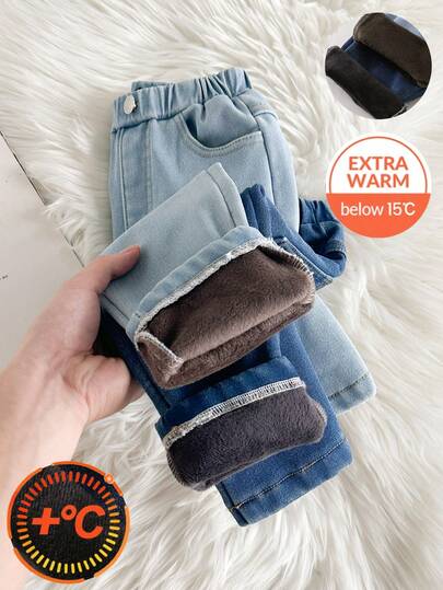 两件套男婴水洗中蓝和浅蓝牛仔套装，可爱休闲度假风设计，简约百搭款式，松紧腰带，带口袋，锥形修身牛仔裤，柔软舒适的纯棉牛仔面料，内衬保暖层，适合日常穿着、聚会、上学、通勤等场合，秋冬新款