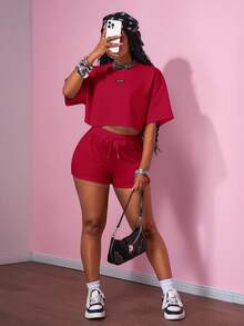 Slaydiva 2025新款夏季休闲运动街头风复古学院风2黑色标签装饰圆领短袖T恤+超短裤运动白色毛衣套装超宽松套装女式两件套 - 紅色 - 查看 5