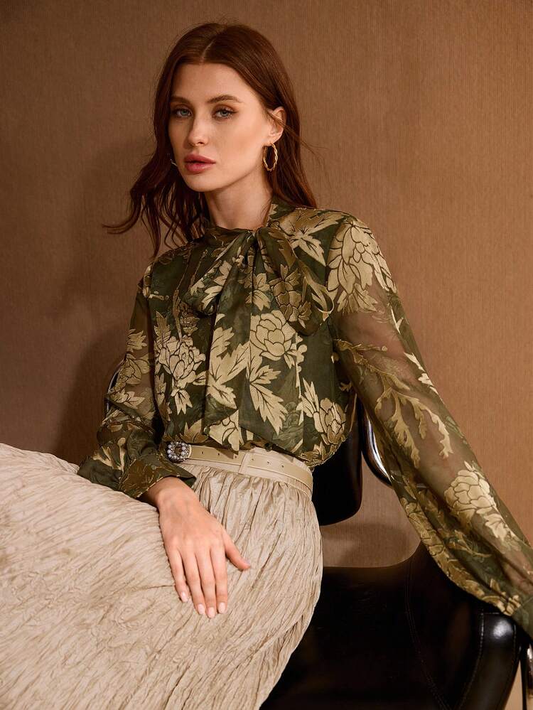 BLOUSE TRANSPARENTE À MANCHES LANTERNES ET COL NOUÉ EN TISSU BRÛLÉ DE SOIE, MULTICOLORE