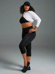 GLOWMODE 17" FeatherFit™ Crossover Waist Front Special Seam Cutie Capri Leggings Low Impact Yoga Studio Daily - Black - View 9