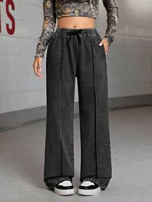 SHEIN Sparklyn Jeansy dla nastolatek z patchworkowym, czarnym denimem i prostymi nogawkami, idealne na co dzień, w studenckim stylu, polecane na jesień/zimę! Klasyczny, czarny, wygodny materiał, patchworkowy panel z przodu + gumka w pasie + sznurek ściągający, łatwe w zakładaniu i zdejmowaniu, luźny, prosty krój nogawek, dopasowany krój, pasujące do różnych typów sylwetki. Uniwersalne i odporne na zabrudzenia, idealne na wyjścia, na uczelnię czy na co dzień, z łatwością dodadzą młodzieńczego i energetycznego wyglądu!