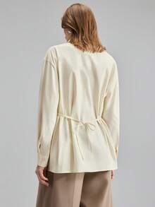 Ontre 2026春夏新款半透明单排扣衬衫，优雅摩登都市休闲商务装，办公室穿着，低调复古风，高品质，时尚感十足，高端机场时尚，四季必备，派对及情人节百搭杏色女式衬衫 - 杏色 - 查看 7