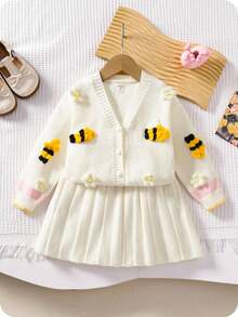 SHEIN Playful Pals 女童休閒時尚可愛白色花朵蜜蜂針織開襟衫與百褶裙兩件套，柔軟舒適，適合日常、旅行、度假、居家、幼兒園場景，適用秋冬、聖誕、開學、派對，百搭春秋女孩套裝 - 白色 - 查看 1
