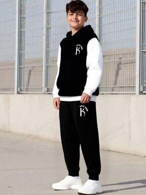 SHEIN بدلة شبابية تتكون من هودي بطبعات أبيض وأسود وبنطال جوجر كاجوال، مريحة وقابلة للتنوع، مناسبة للارتداء اليومي، المدرسة، والأنشطة الخارجية، خلال فصلي الخريف والشتاء