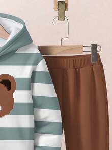 SHEIN Set de 2 sudaderas con capucha de estampado gráfico de ajuste holgado para niños, cómodas y relajadas, aptas para otoño/invierno, con patrón clásico de rayas y oso de píxeles