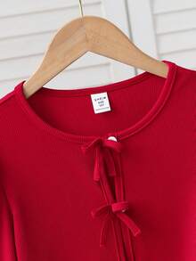 SHEIN Bộ 2 món cho bé gái: Áo khoác cardigan thắt nơ bằng vải gân, tay bồng, kết hợp với váy midi kẻ caro có dây đeo điều chỉnh được và chân váy xòe. Phong cách học sinh - Ngọt ngào, rực rỡ và thanh lịch. Lý tưởng cho những buổi đi chơi thường ngày hoặc ngày lễ, hoàn hảo cho mùa thu. - Đỏ - Xem 6