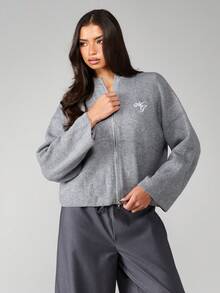 MISSGUIDED Ribbad stickad kofta med dragkedja och logotypbroderi, långärmad, avslappnad, höstvinter, oumbärlig i lager-på-lager-stil - Grå - Visa 1