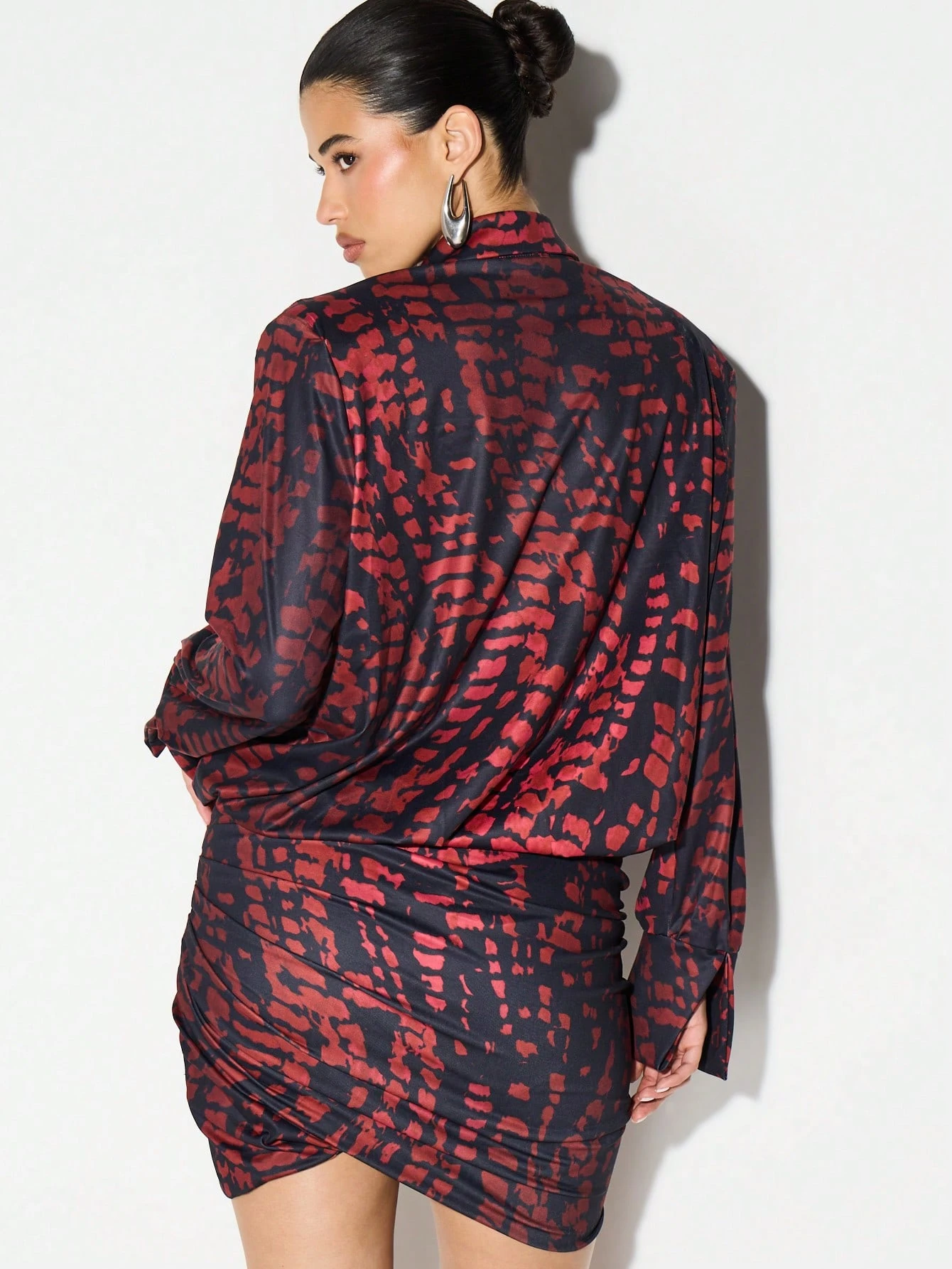 KIZN 프린트 슬링키 드레이프 롱슬리브 미니 드레스