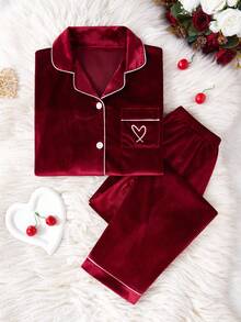 SHEIN Genkimix Kids 2件套女童韩版天鹅绒爱心刺绣开衫和裤子睡衣套装 - 紅色 - 查看 5