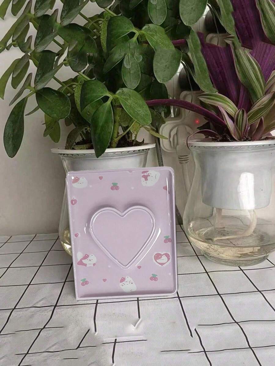 1本超可爱迷你爱心相册，8页单框设计。硬壳材质能更好地保护照片。可用于存放旅行照片、婚礼照片，以及记录宝宝的成长历程。纪念相册是节日生日礼物的理想之选，创意十足，个性化设计，小巧便携。 - 彩色 - 查看 1