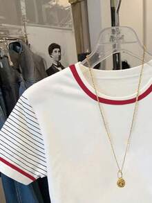 SHEIN Camiseta casual de manga corta con cuello redondo, talla grande, con estampado de caballero, parches y rayas para mujeres - Blanco - Ver 5